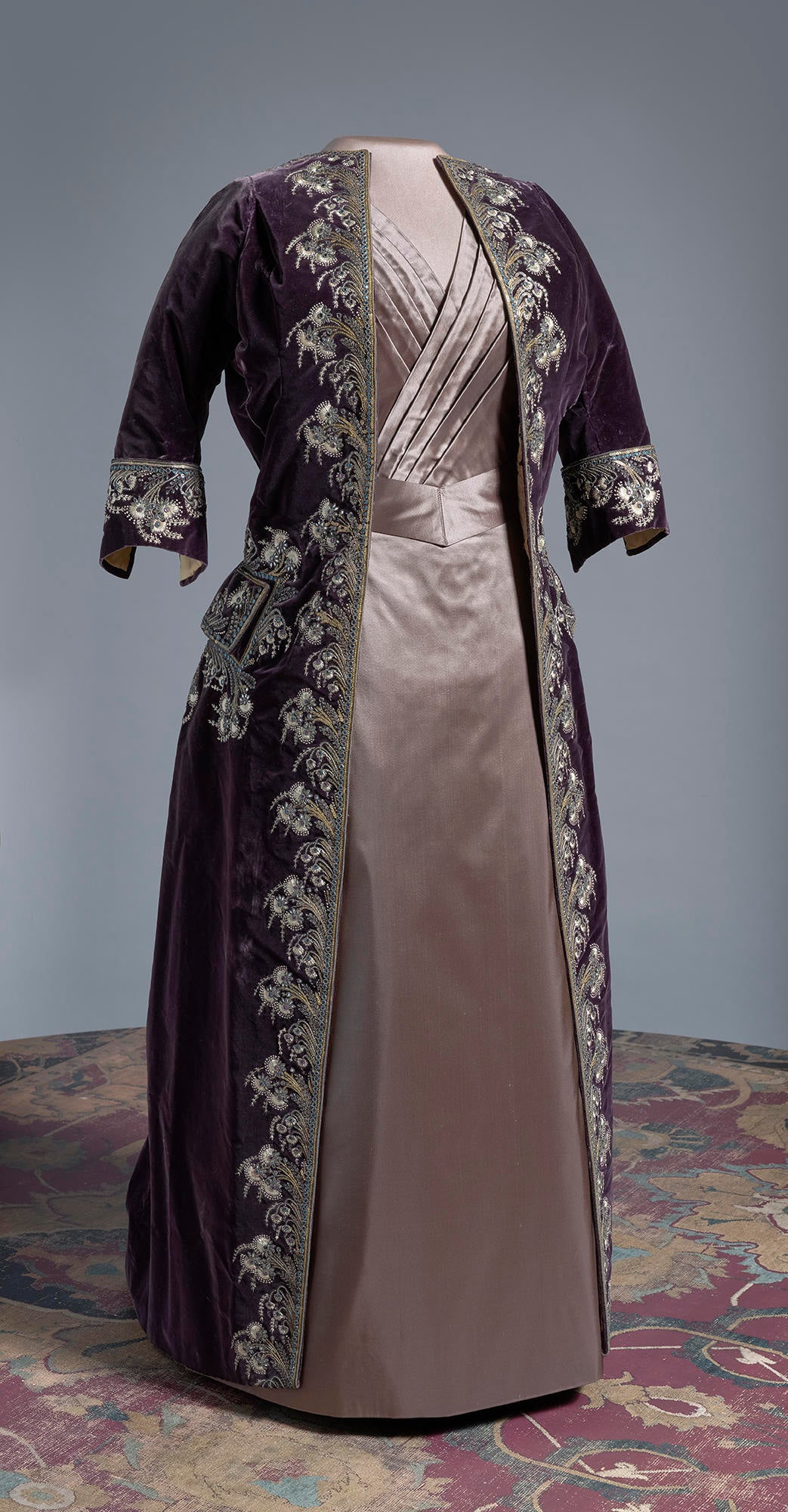 Isabella's Opera Coat Medium Box – Gift at the Gardner